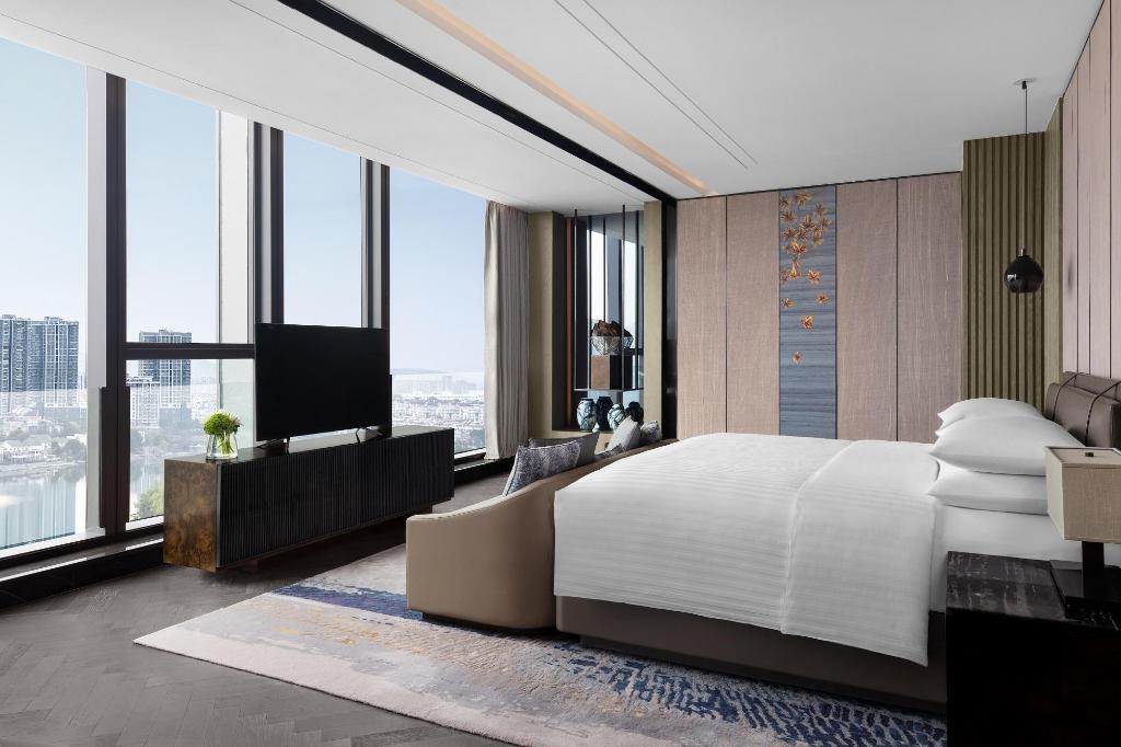 Vice President, Suite, King Bed, Lake View, Club Lounge Access