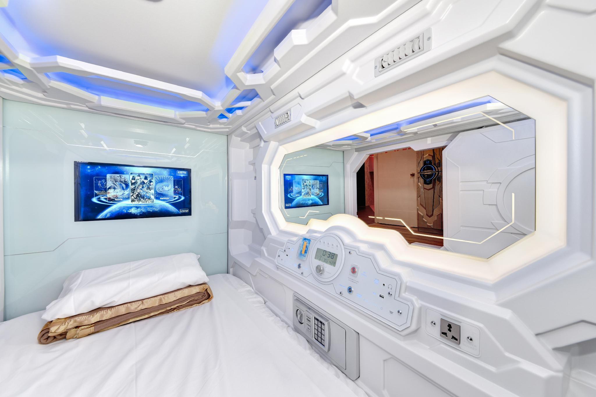 Capsule, Deluxe, Side Access