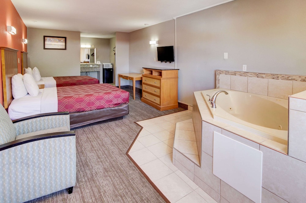 Econo Lodge Norfolk Airport 16/28