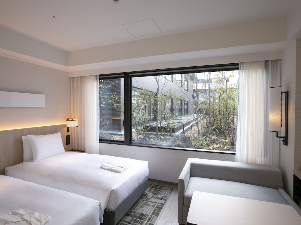 STANDARD, TWIN BEDS, BATHTUB