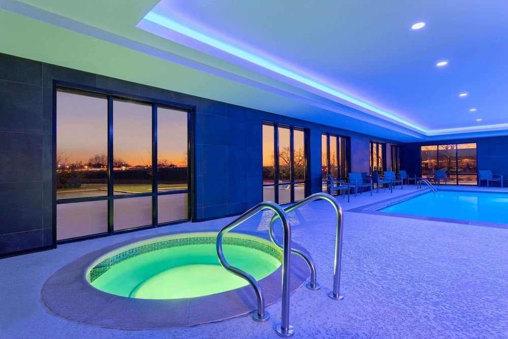 La Quinta Inn & Suites by Wyndham St Louis Route 66 1/47