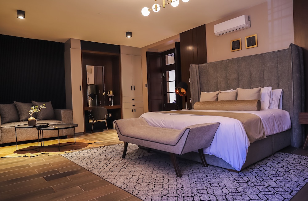 DELUXE, STUDIO, SUITE