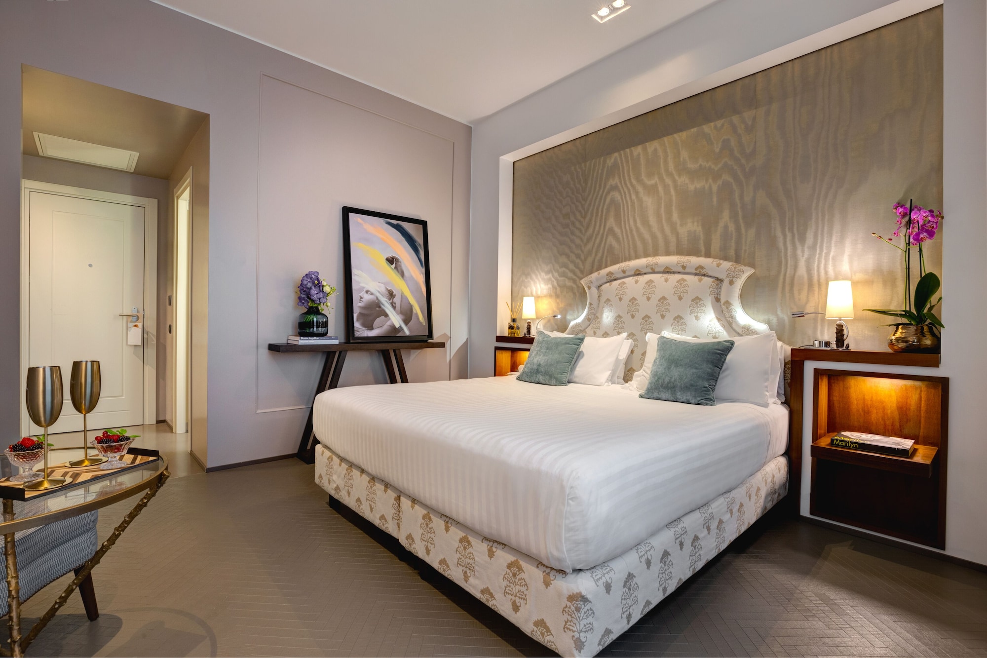 SUPERIOR, QUEEN BED