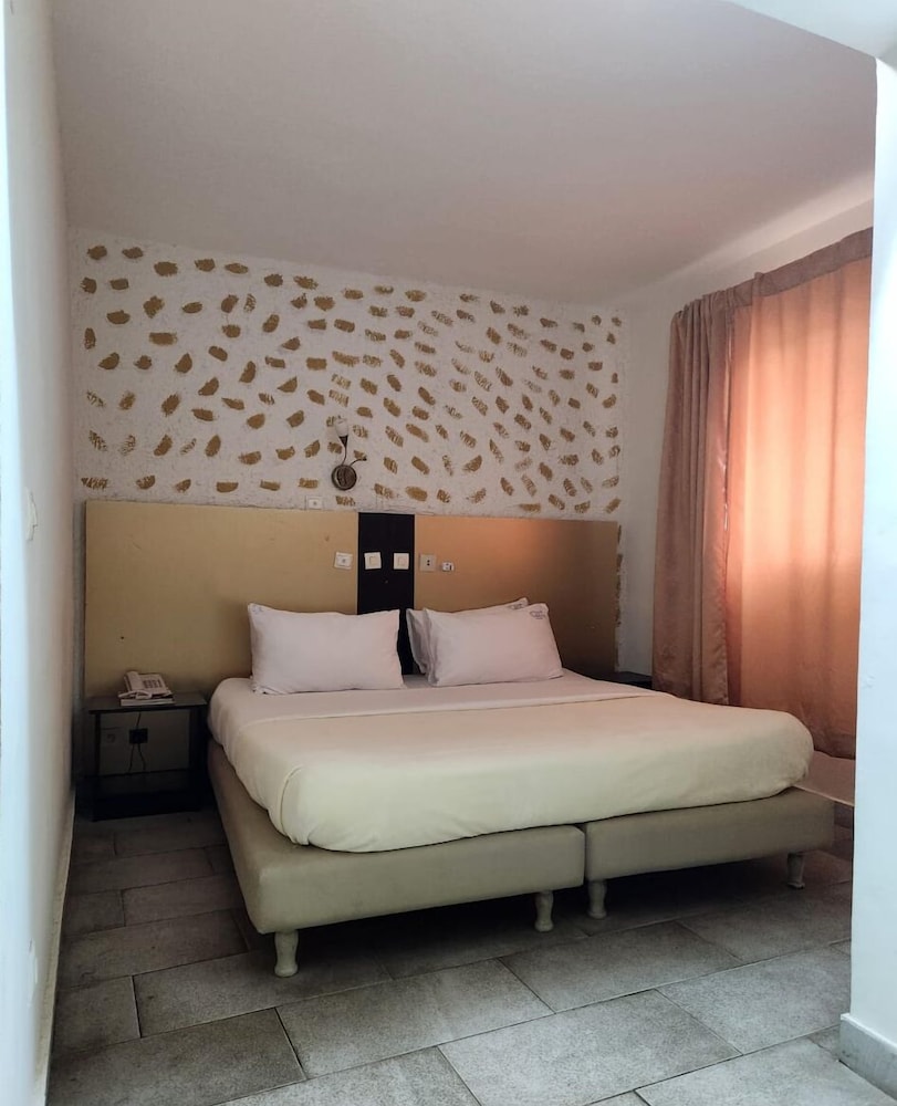 Golden Hotel 7/35