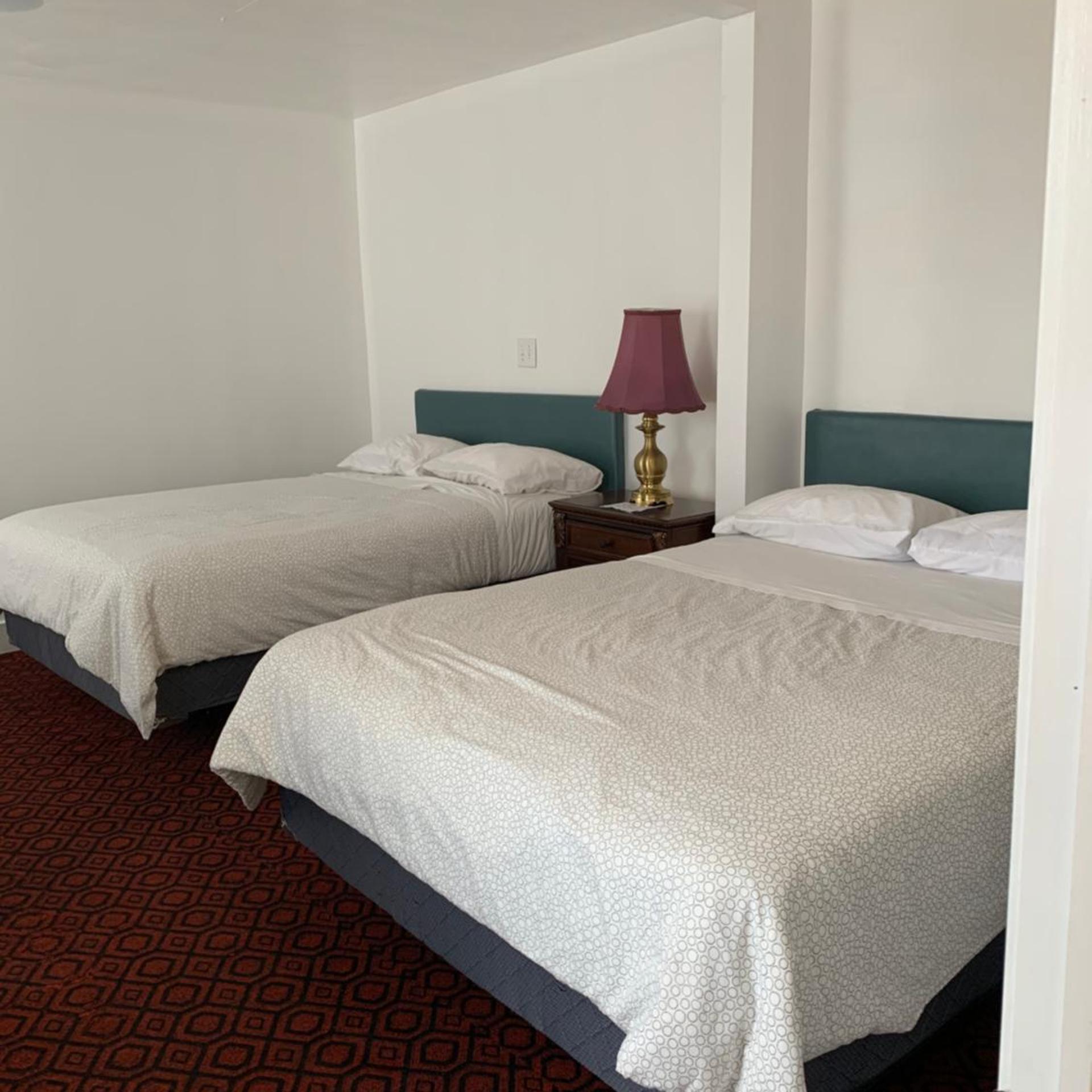Room, 2 Queen Beds, Lakeview Hotel 5/10