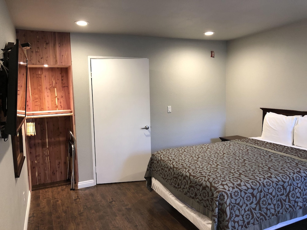 Alamo Inn Suites 24/61