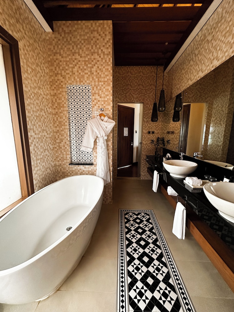 Mercure Maldives Kooddoo Resort 72/73