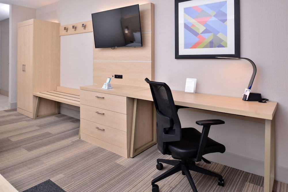 Holiday Inn Express Suites Cincinnati Mason 39/49