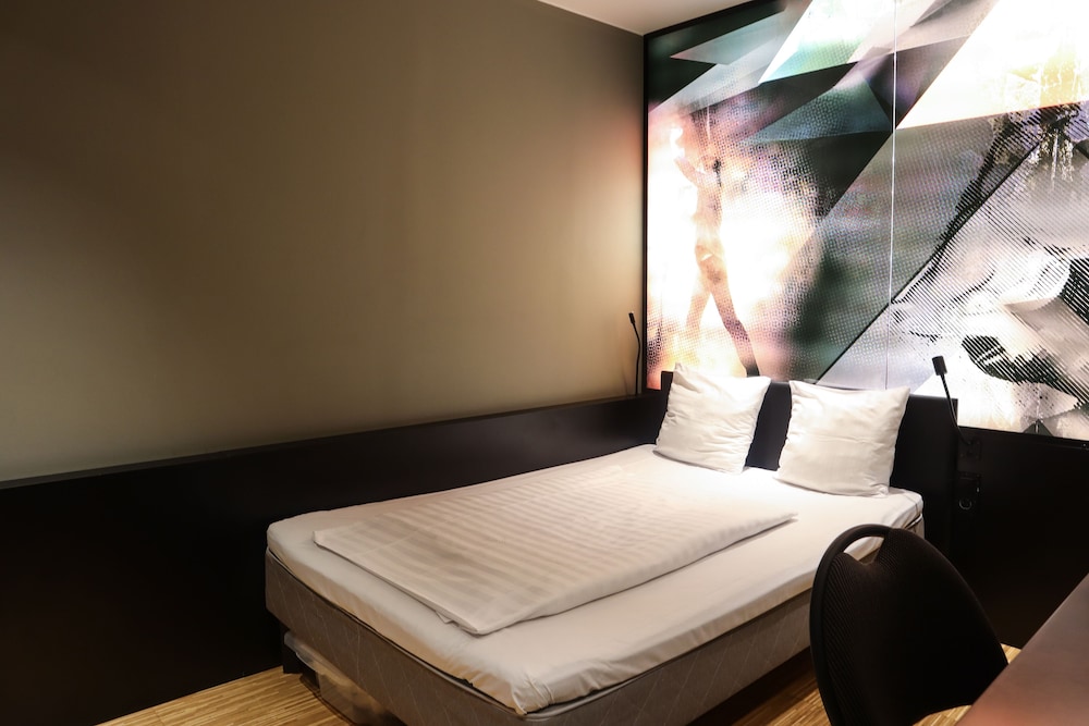COMPACT, DOUBLE BED, NO WINDOW