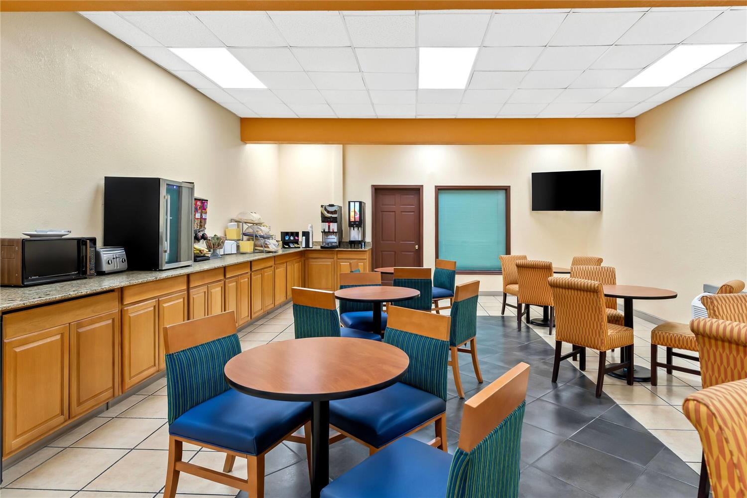 Days Inn by Wyndham Petersburg/South Fort Lee 12/14