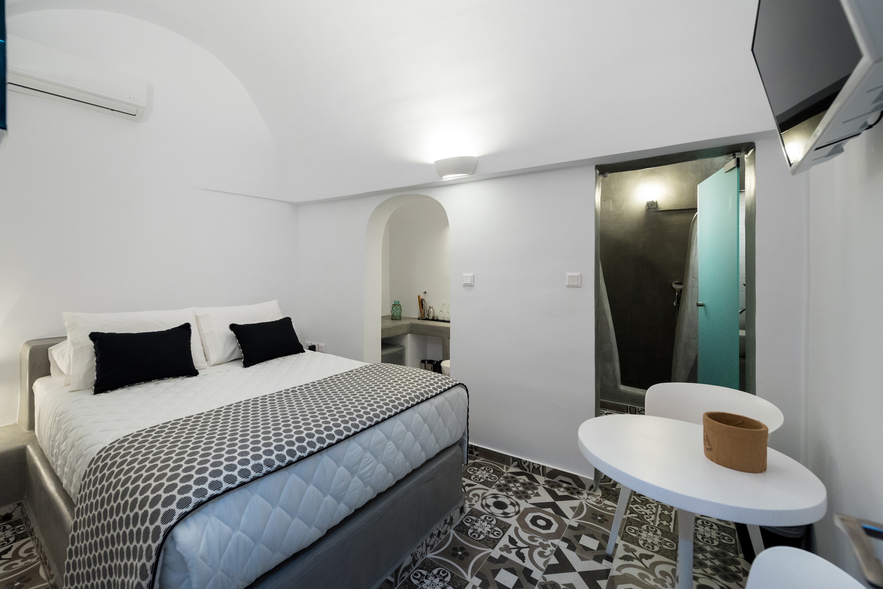 Junior Suite, Caldera View, Outdoor Jetted Tub، MODERNITY SUITES 2/4