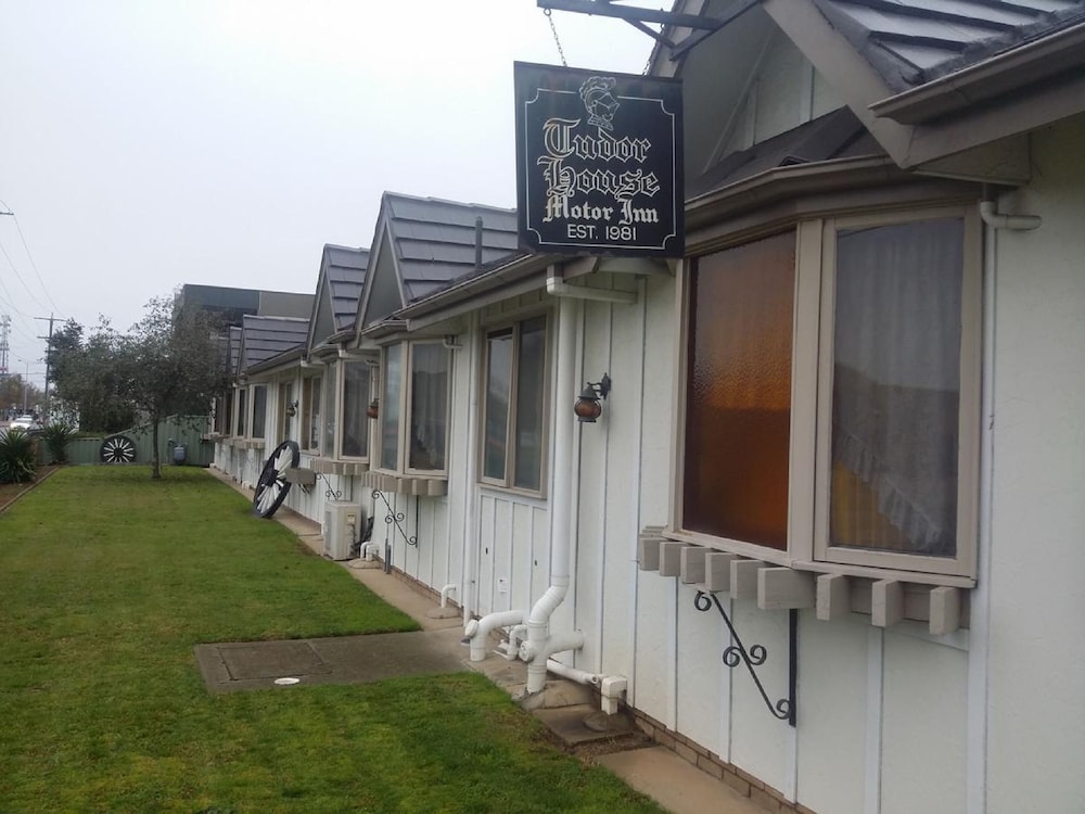 Tudor House Motor Inn 52/62