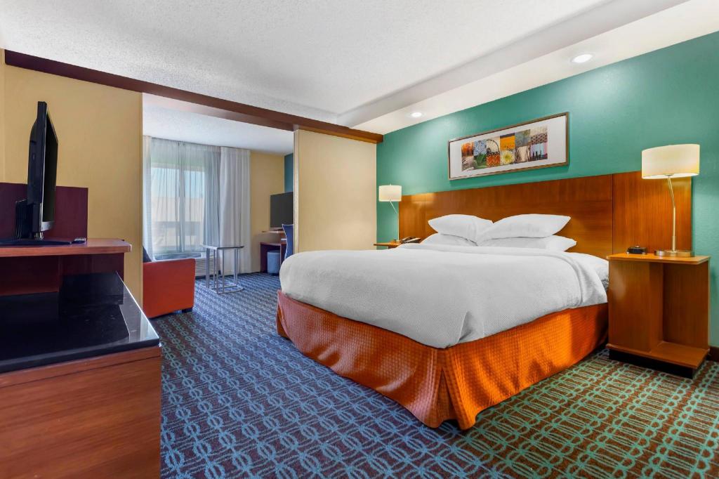 EFFICIENCY, SUITE, KING BED