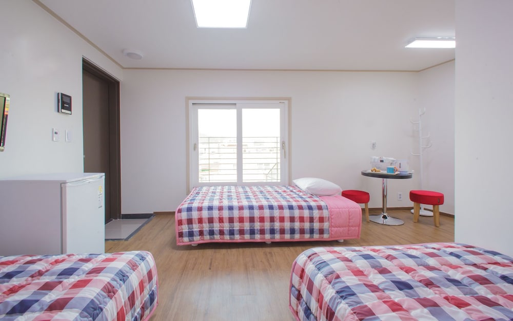 KW Hongdae Line Hostel 7/40