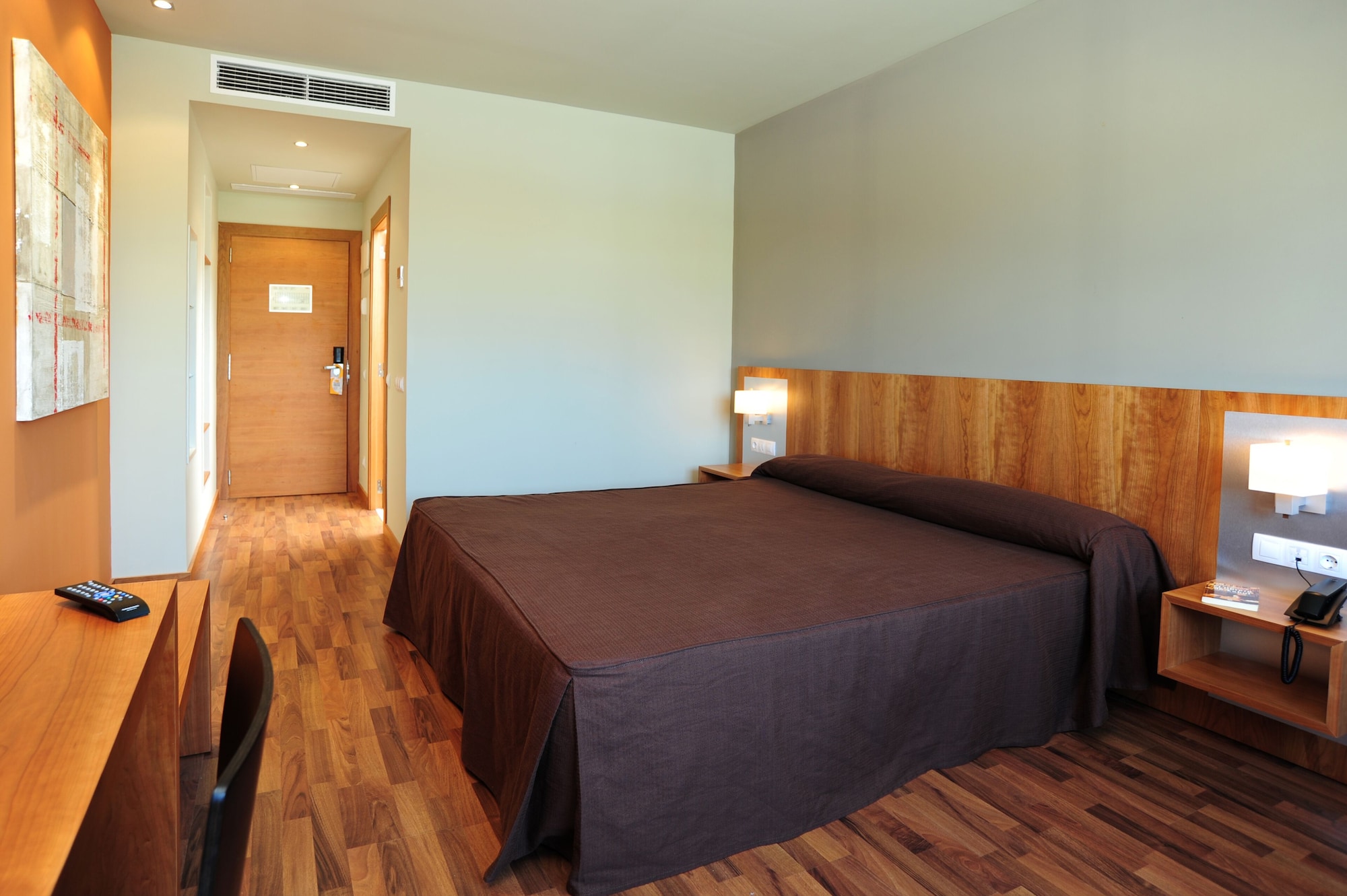DELUXE, KING BED