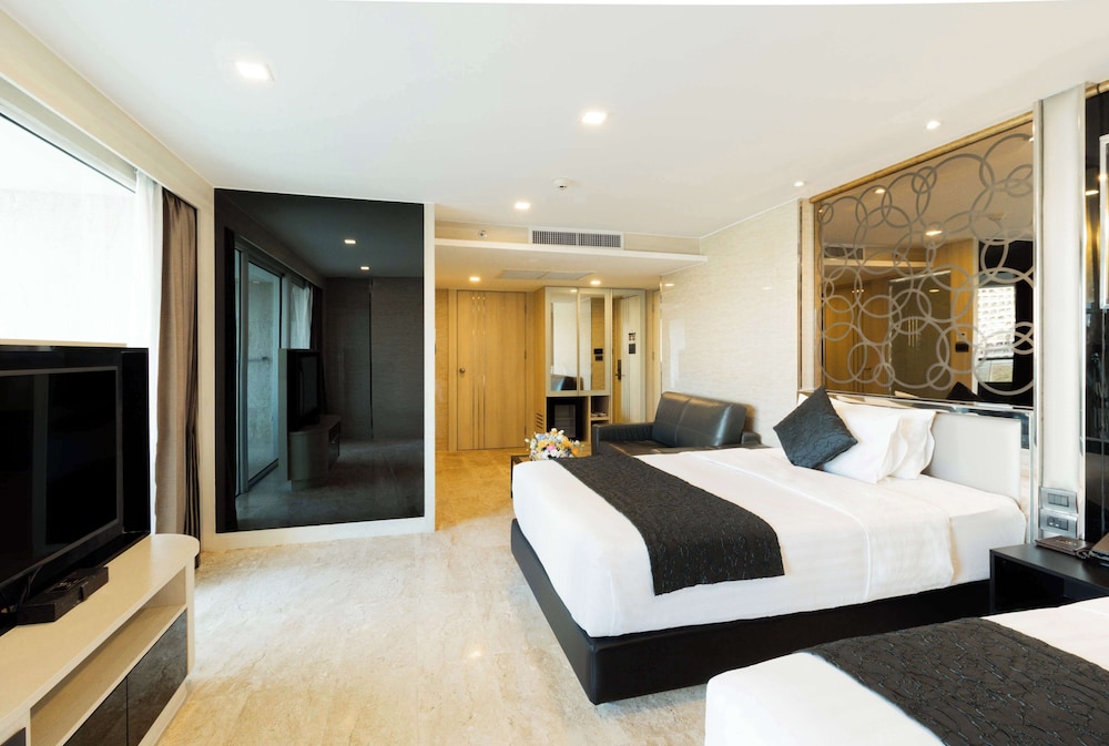 JUNIOR SUITE, TWIN BEDS, CITY VIEW, LIVING AREA, BALCONY
