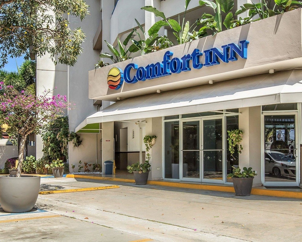 Comfort Inn & Suites Levittown PR 6/50