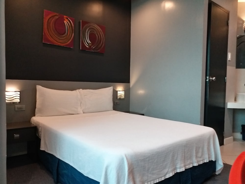 Leez Inn Malate 18/65