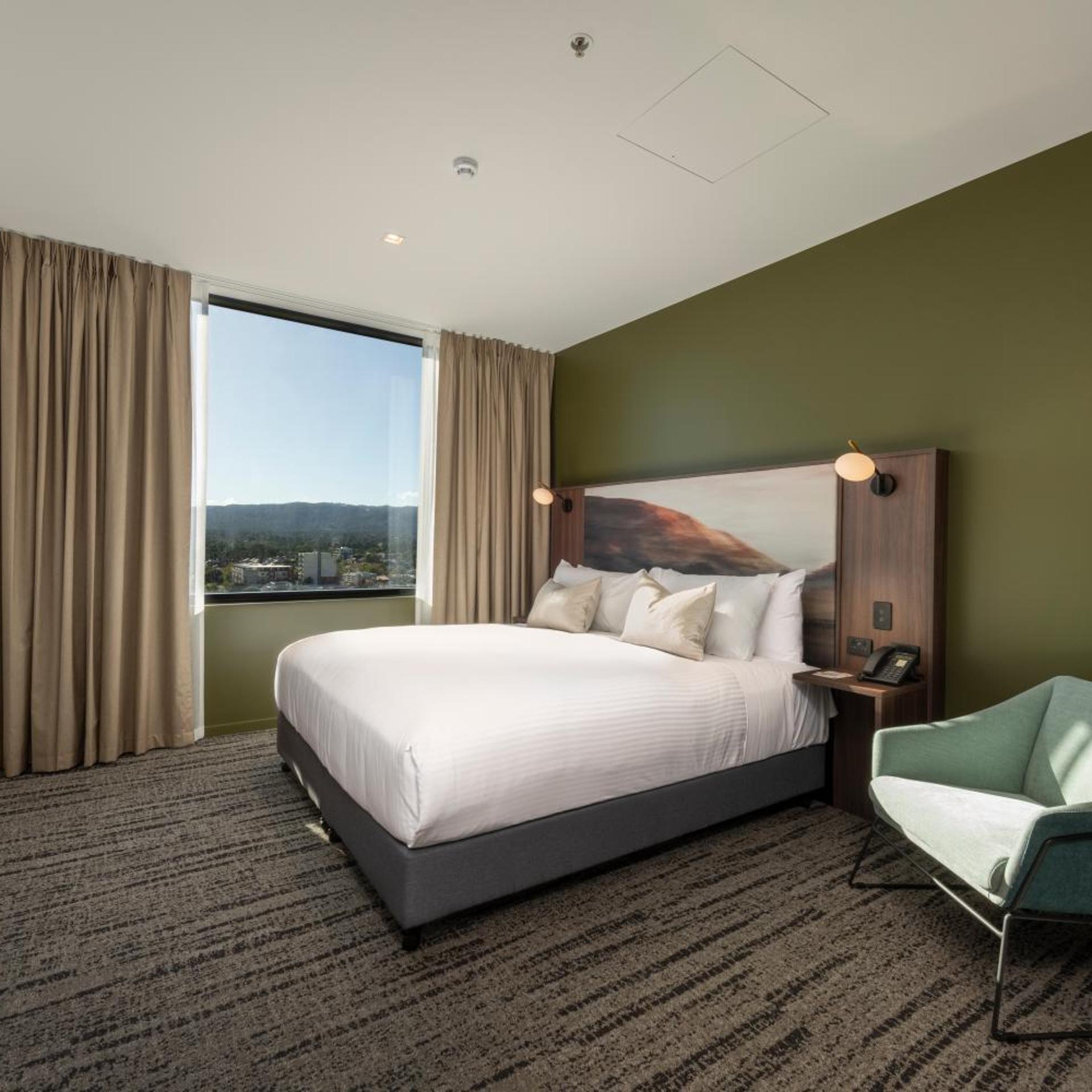 EXECUTIVE, SUITE, KING BED