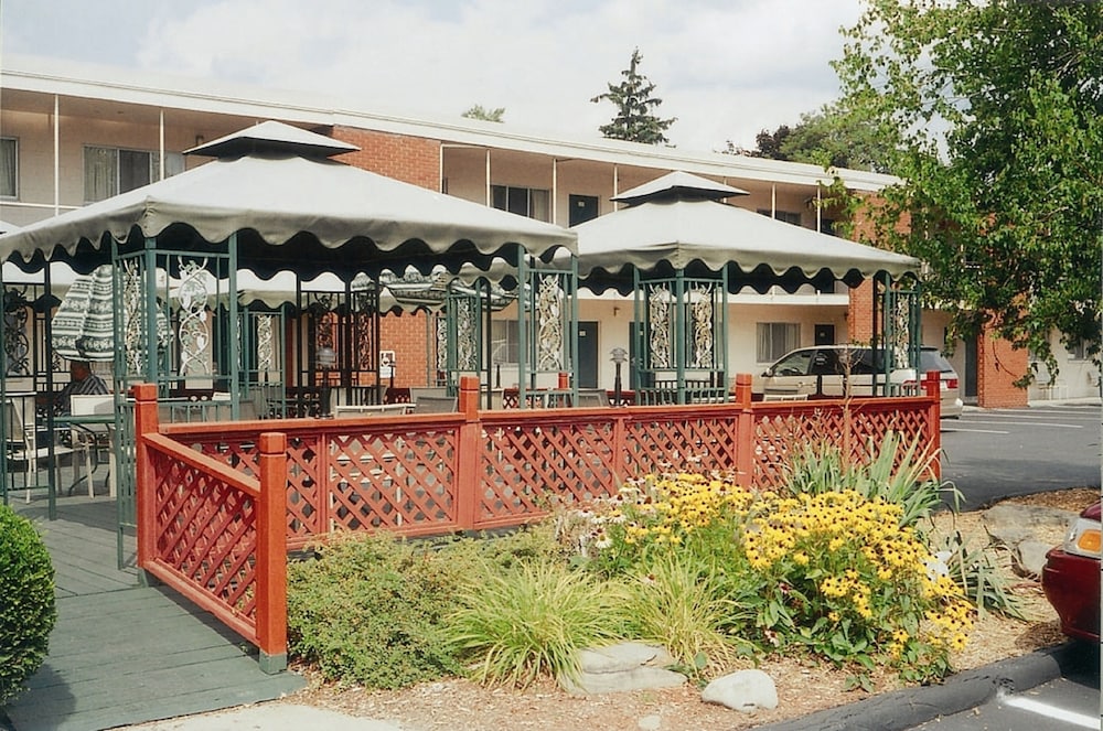Meadow Court Inn 1/52