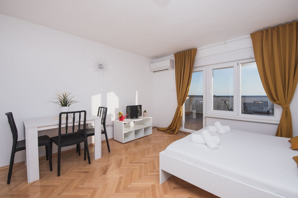 Apartments By The Sea Semy 15/38