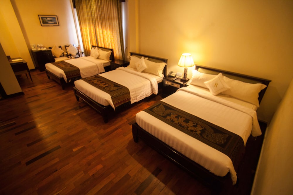 REE HOTEL 7/50