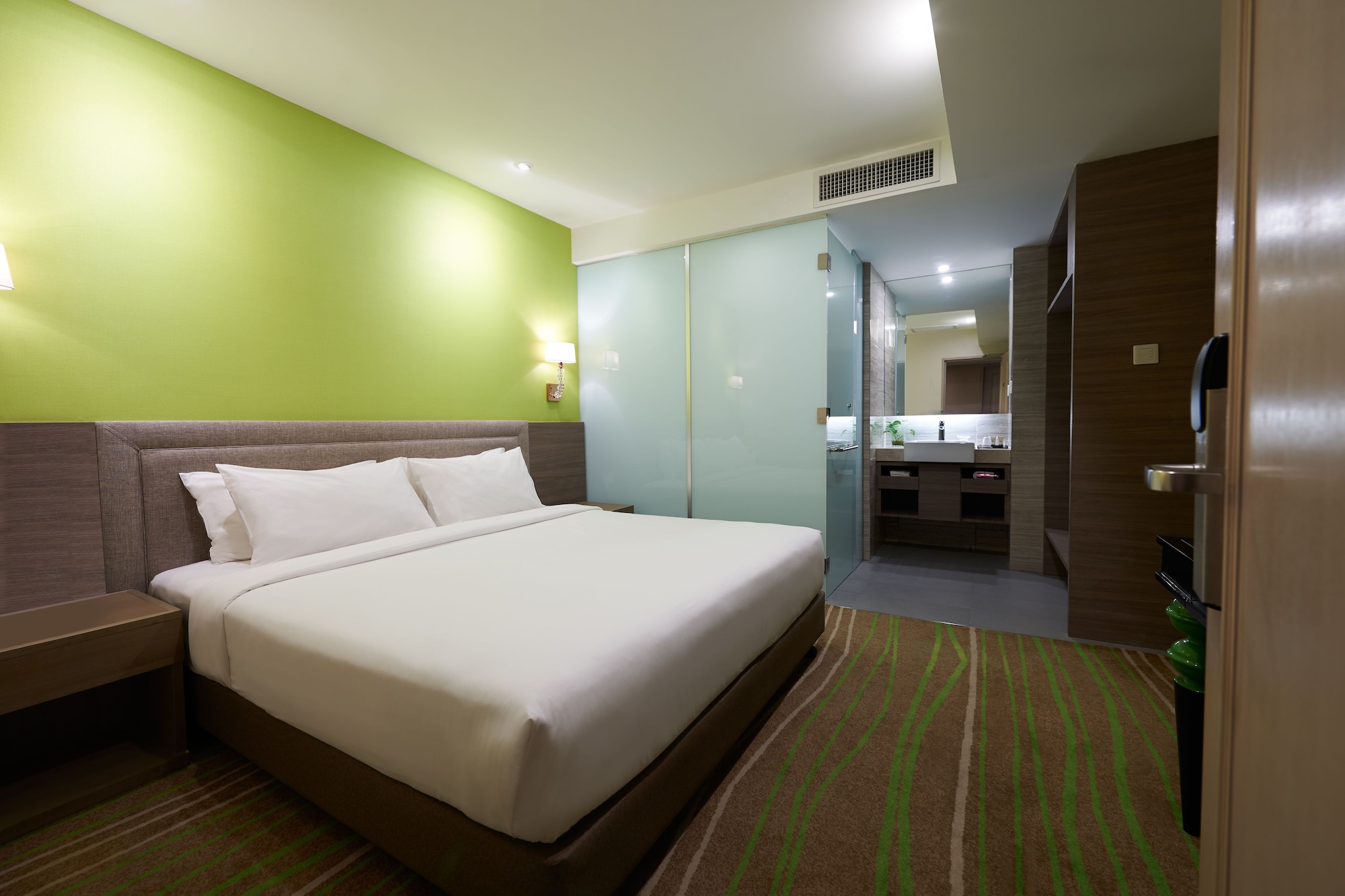 Cosmo King Room No External View