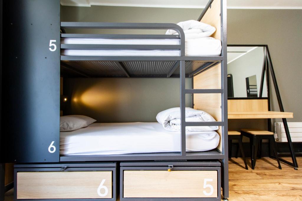 Private, Female Only, 6 Bunk Beds