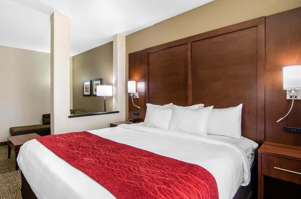 Comfort Inn & Suites Shawnee - Kansas City 8/28
