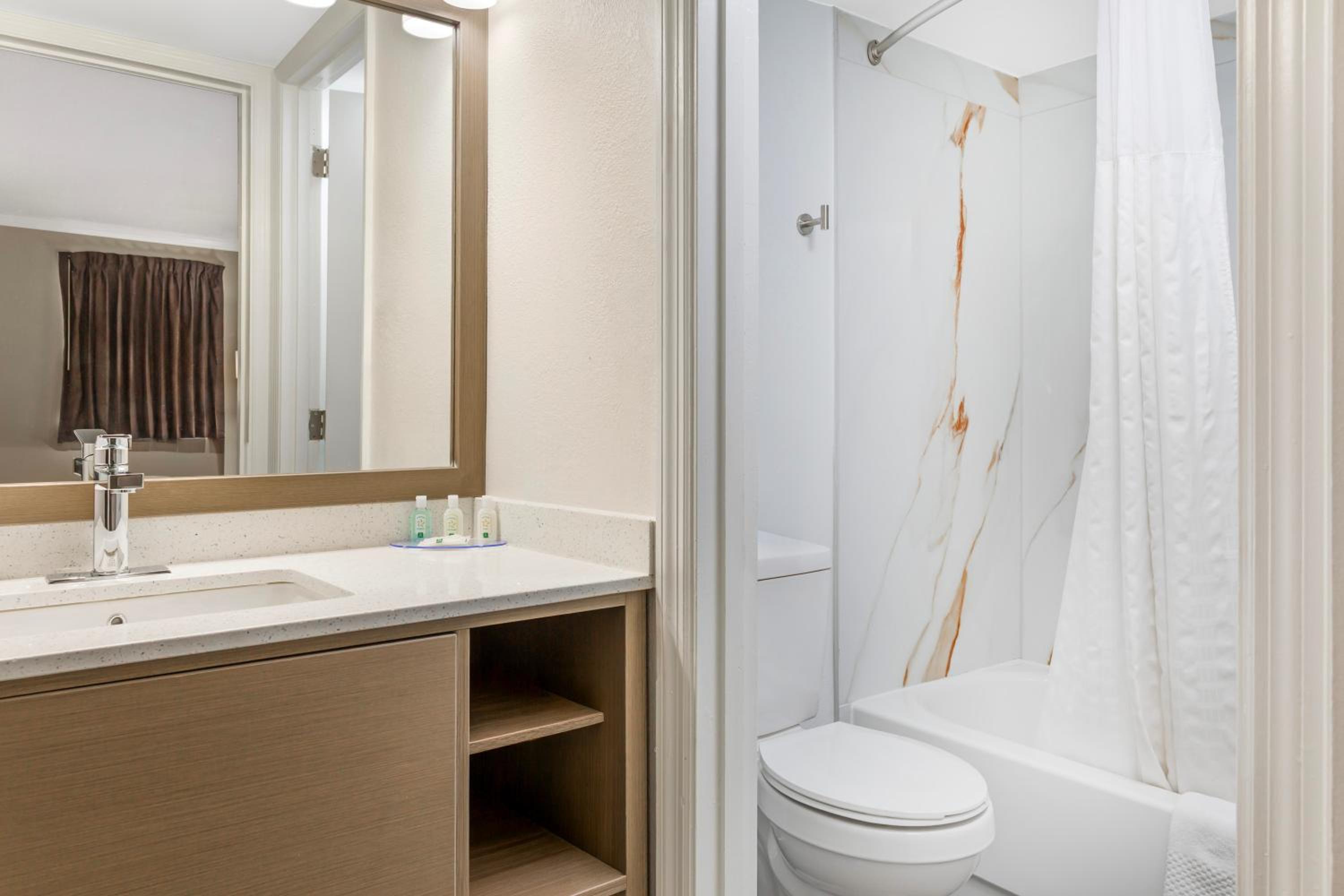 جناح بسرير كينج، Quality Inn Findlay 4/4