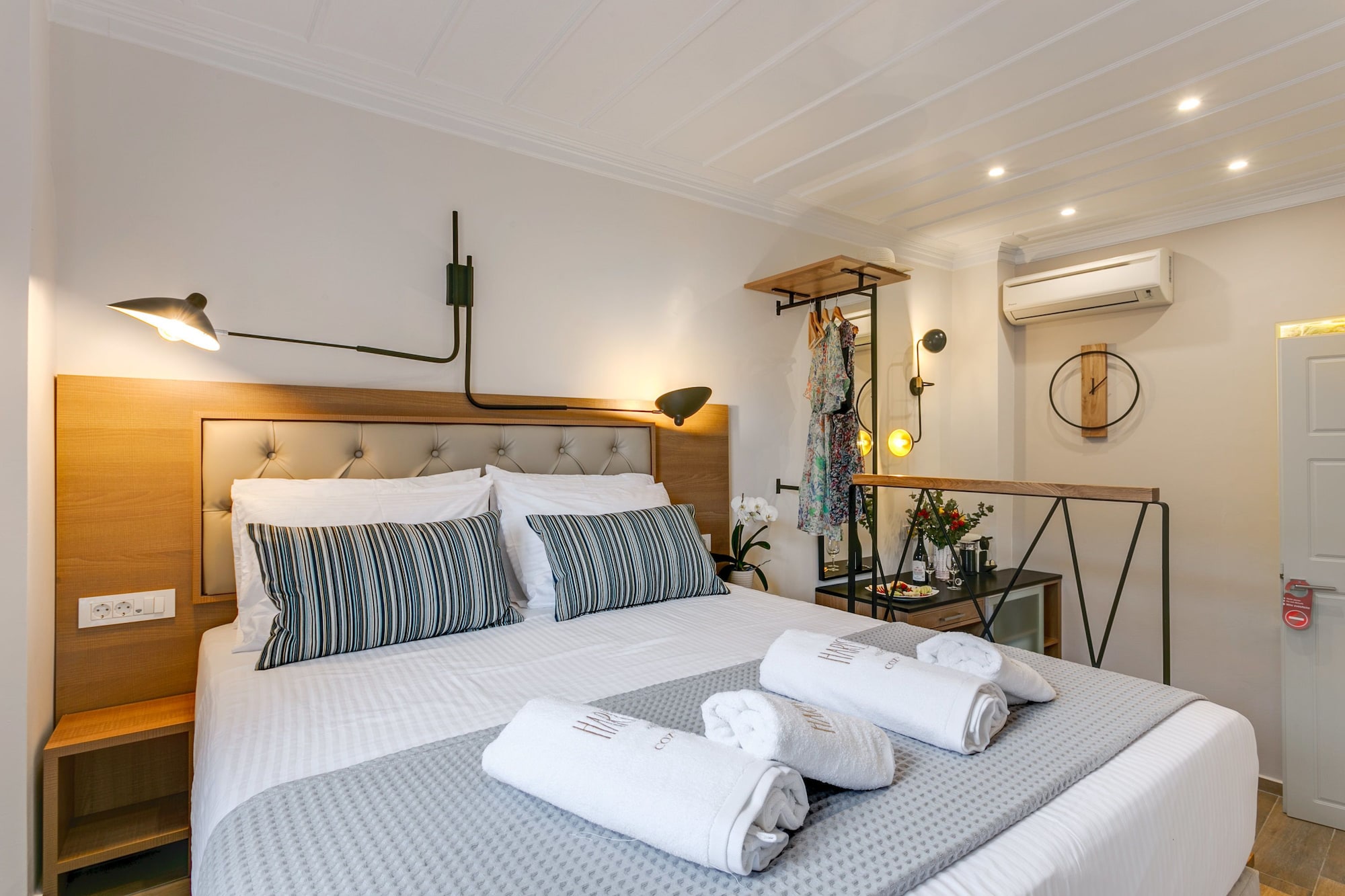 STANDARD, QUEEN BED