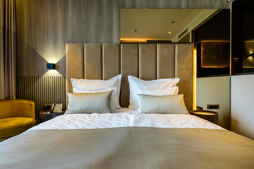 COMFORT, KING BED, PARTIAL SEA VIEW