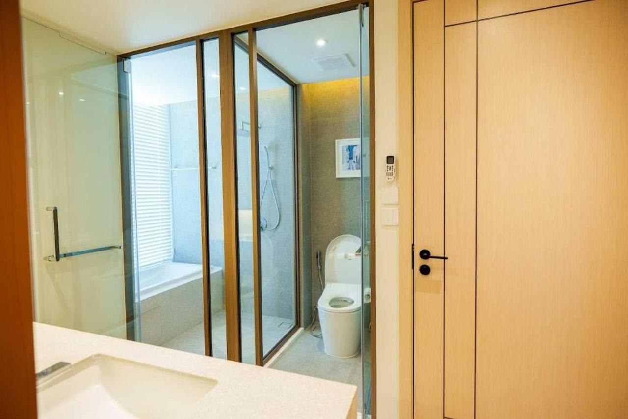 Luxury 2BR Sea View Apartment with Private Lift and Free Parking 31/34