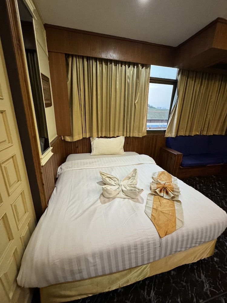 Mr.Mac's Hotel 30/50