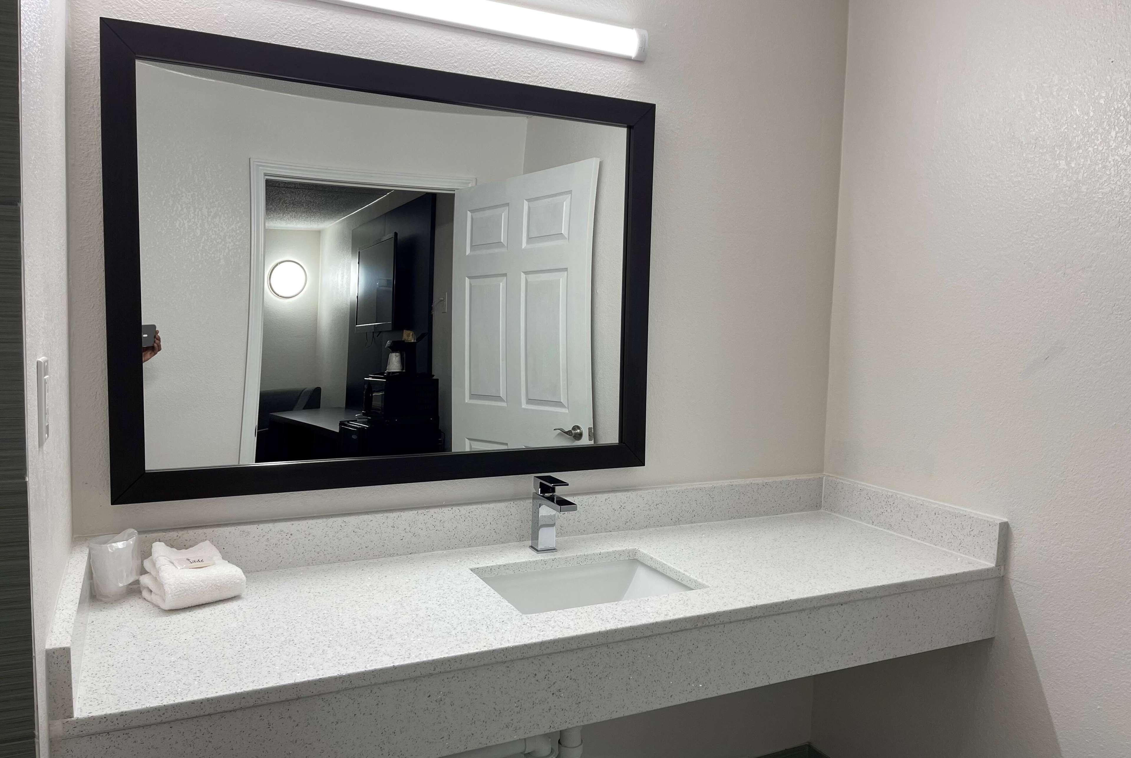 Days Inn by Wyndham Calhoun GA I-75 and US-41 27/28