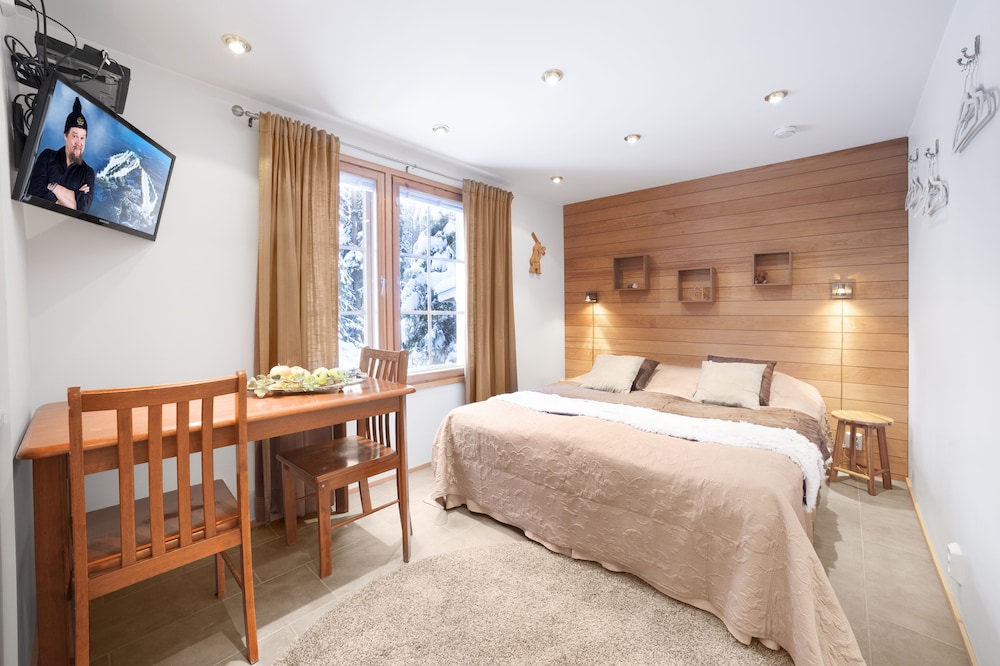 Princess, Suite, Queen Bed, Pet Friendly 2/4