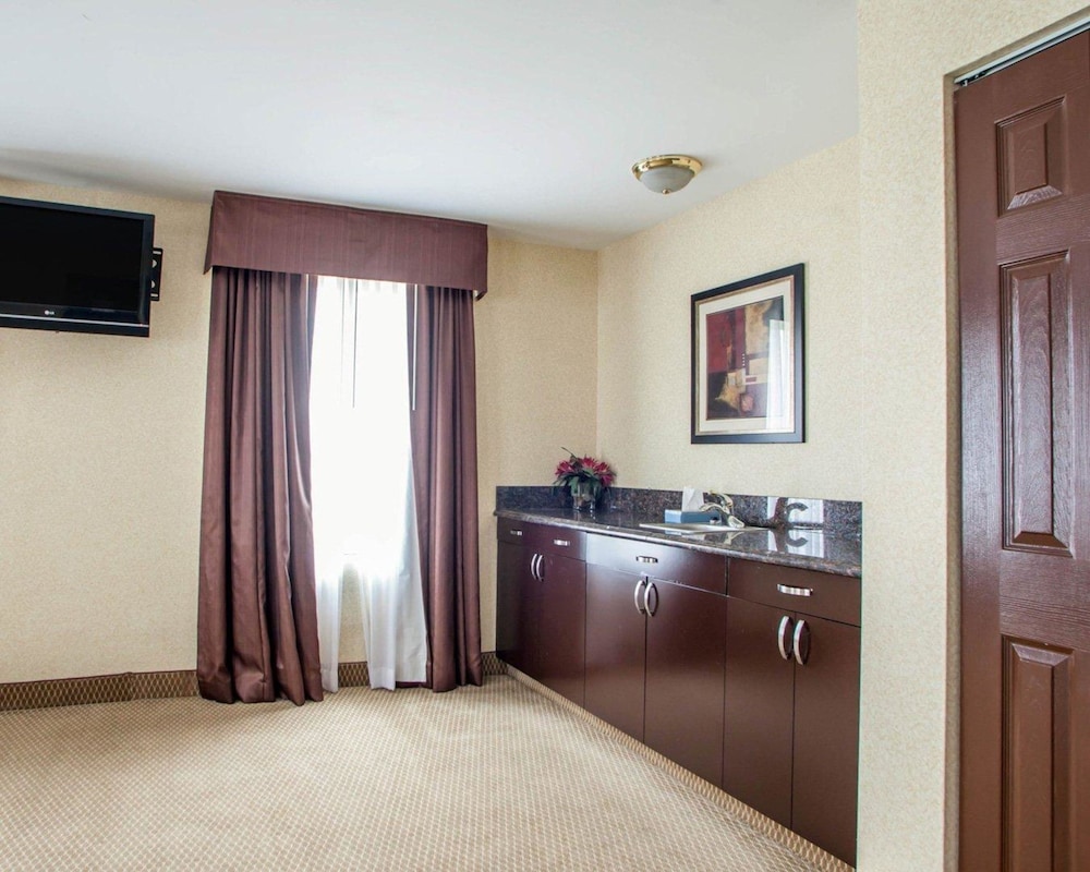 Quality Inn Aurora Naperville Area 10/41