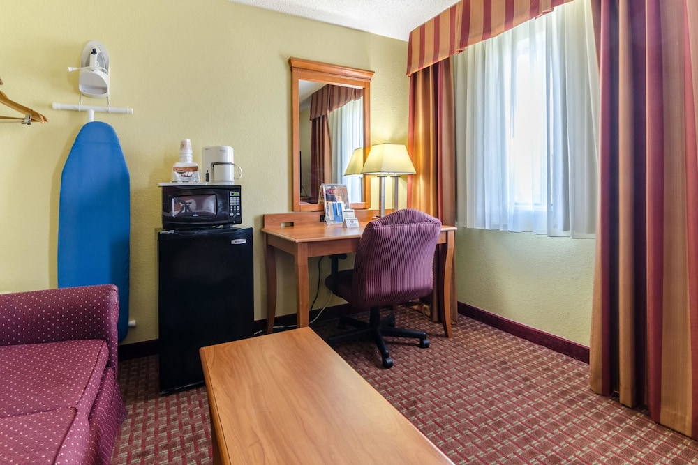 Rodeway Inn & Suites Jacksonville Near Camp Lejeune 42/51