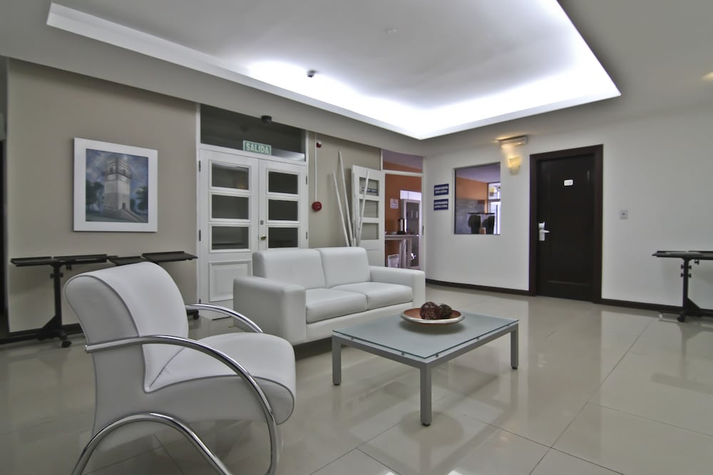 De La Plaza Hotel 39/54