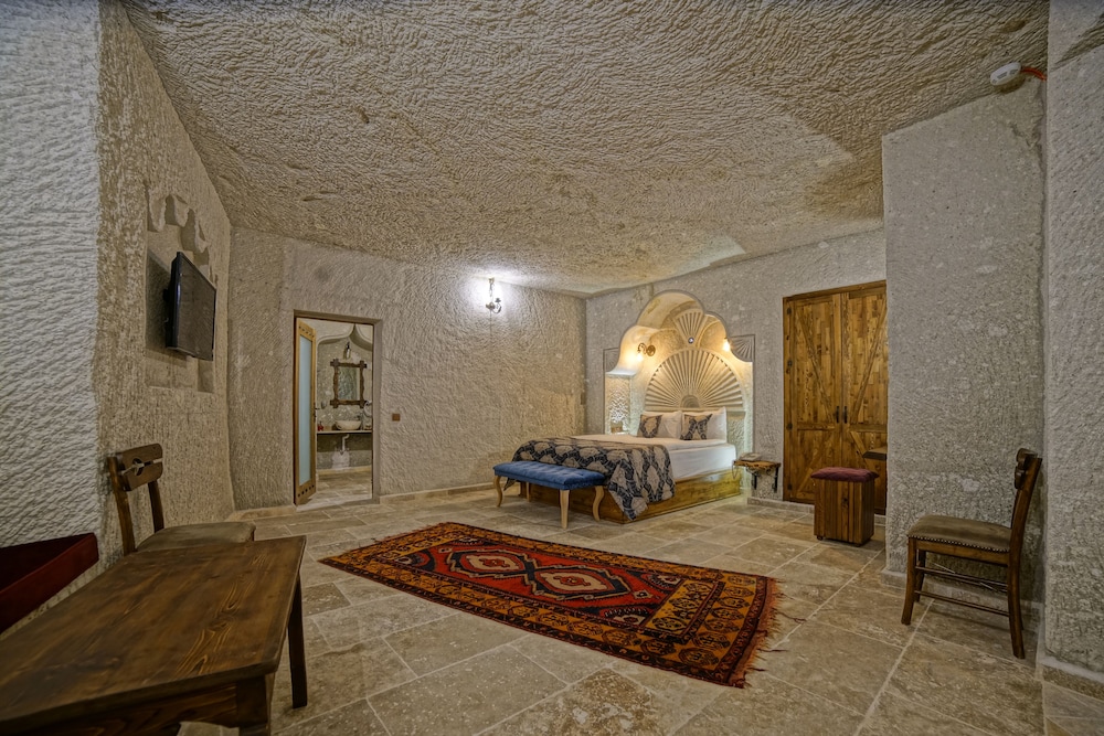 Risus Cave Suites 26/55
