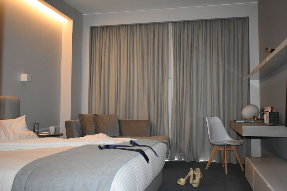 PARKTOWER SUITES 7/50