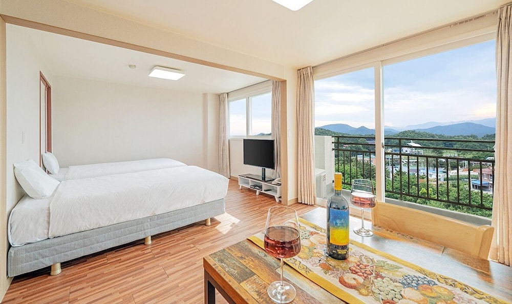 Condo, Suite, Forest View