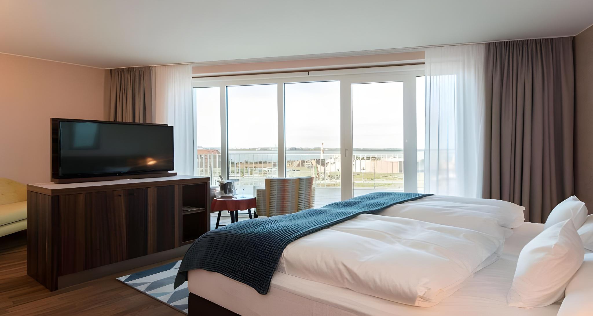Suite, Double Bed, Panoramic, Water View, Balcony, High Floor