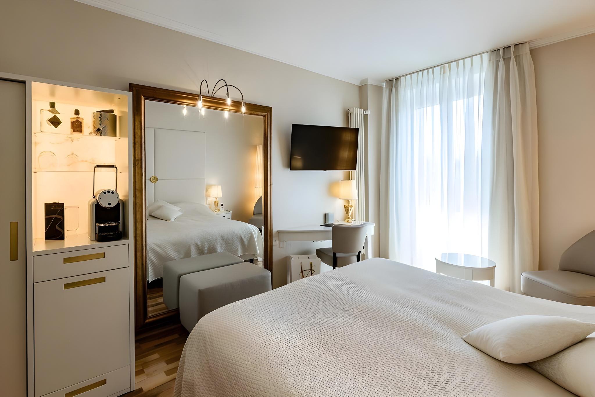 Room, Twin Beds, River View