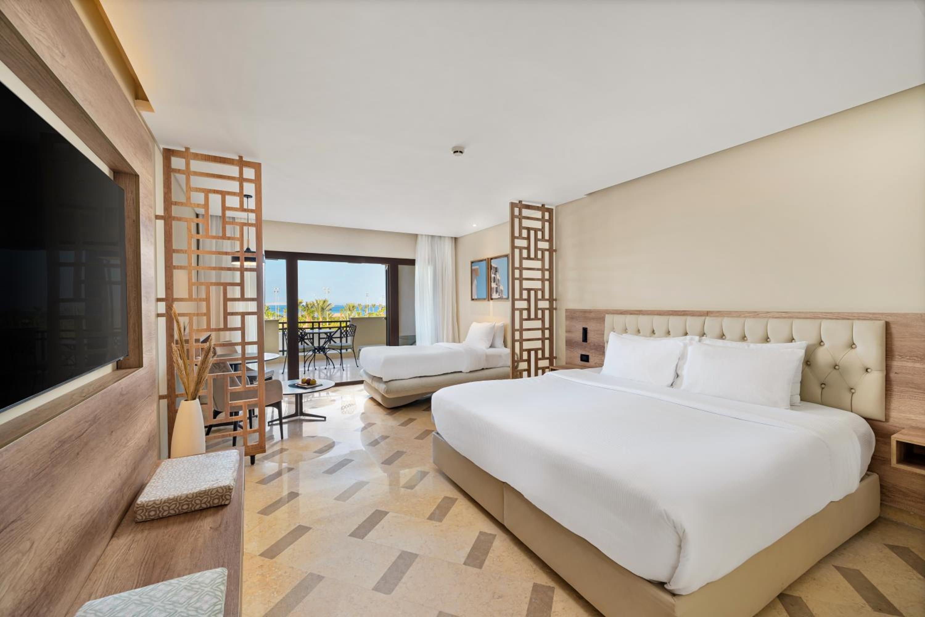 جناح عائلي بسرير كينج مع أريكة، Steigenberger ALDAU Beach Hotel 2/2
