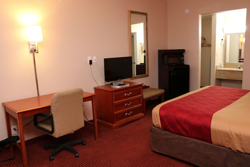 Econo Lodge Chesapeake Route 13 and I-464 7/19