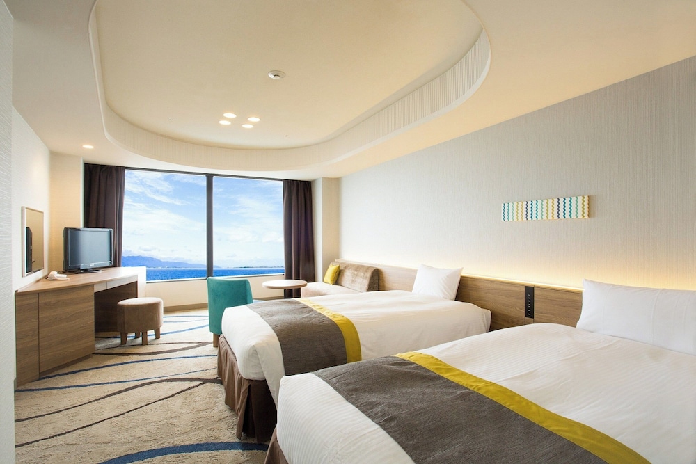 ROOM, TWIN BEDS, LAKE FLOOR