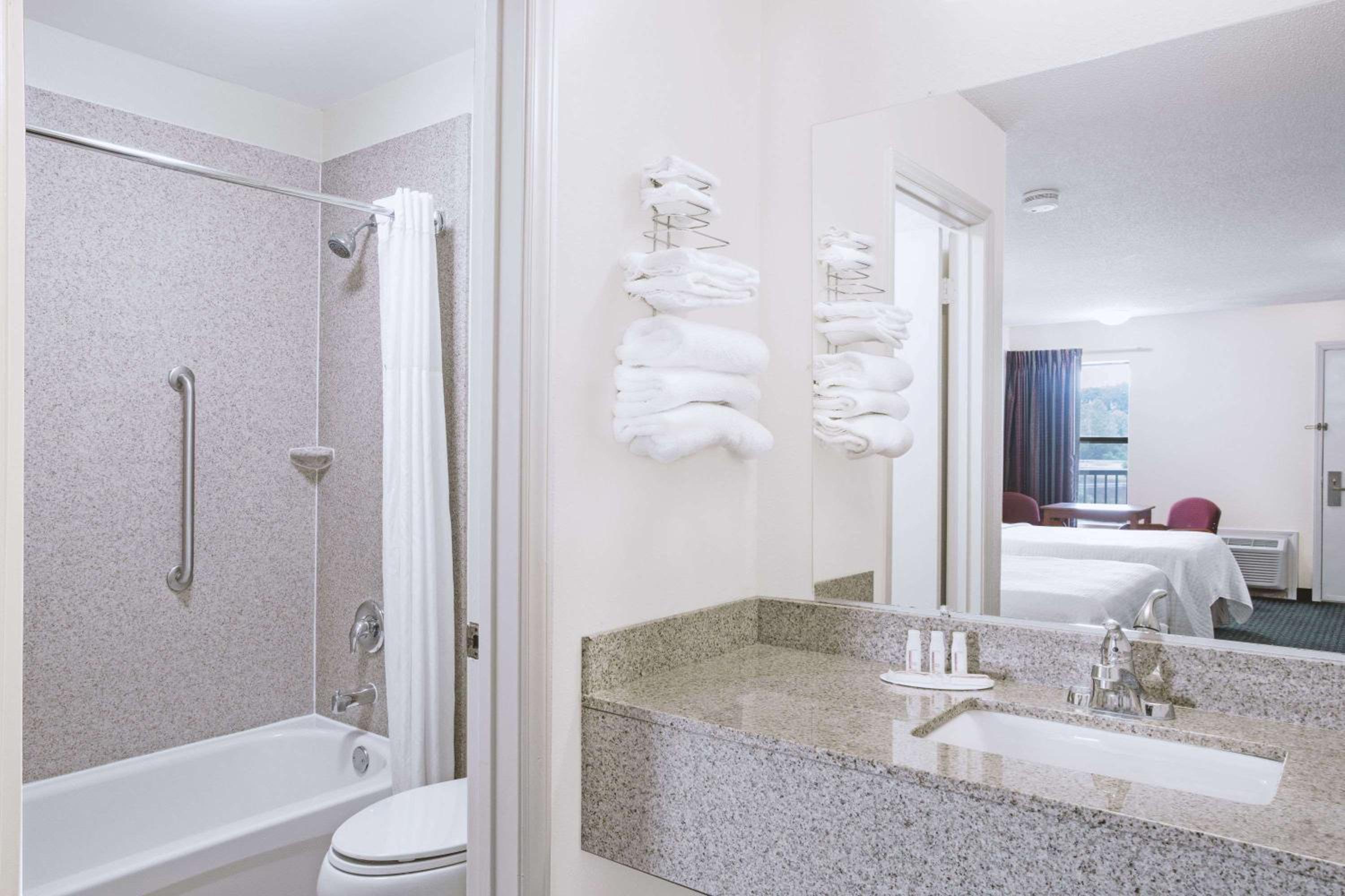 Days Inn by Wyndham Wytheville 18/22