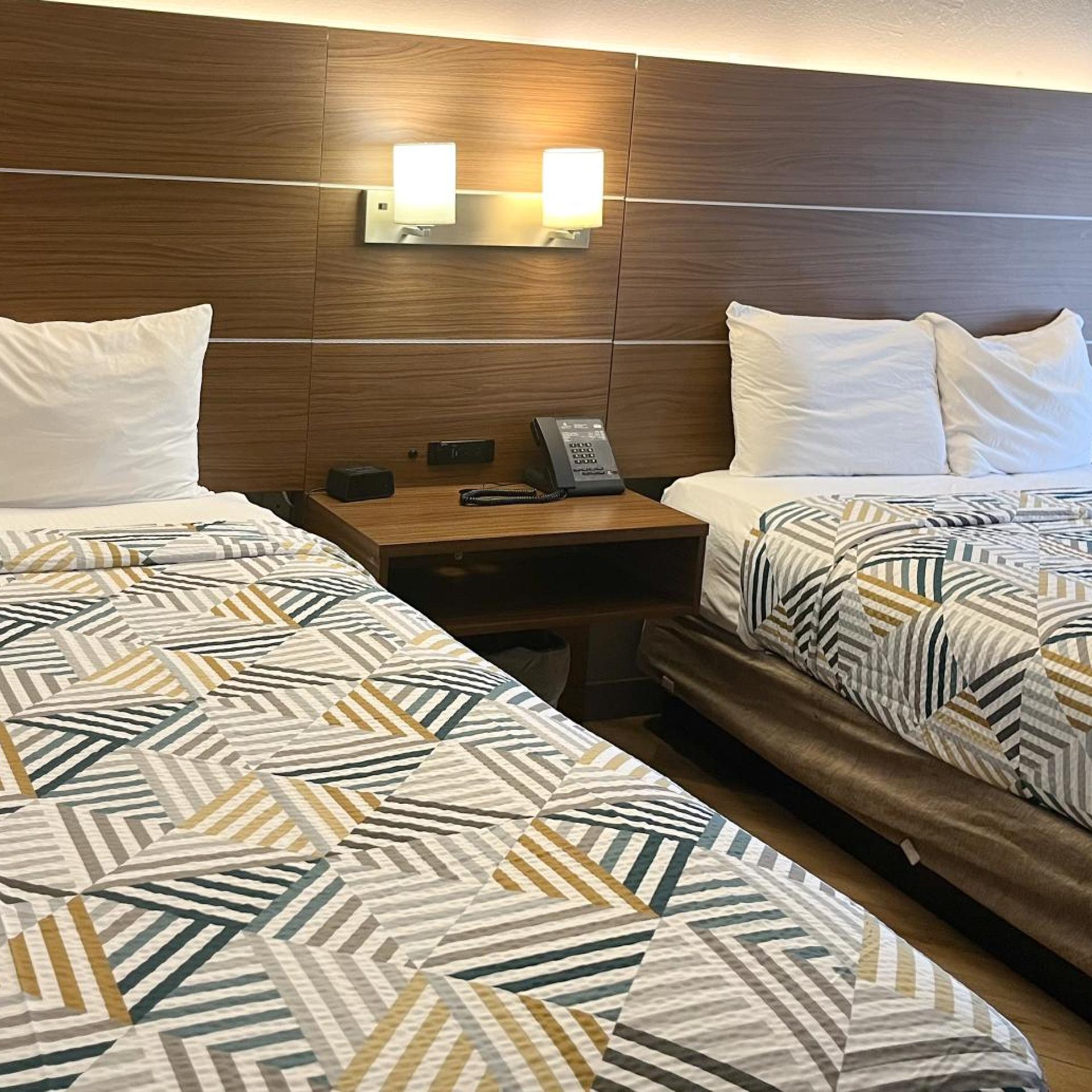 2 Queen Beds - Mobility Accessible Tub Nsmk
