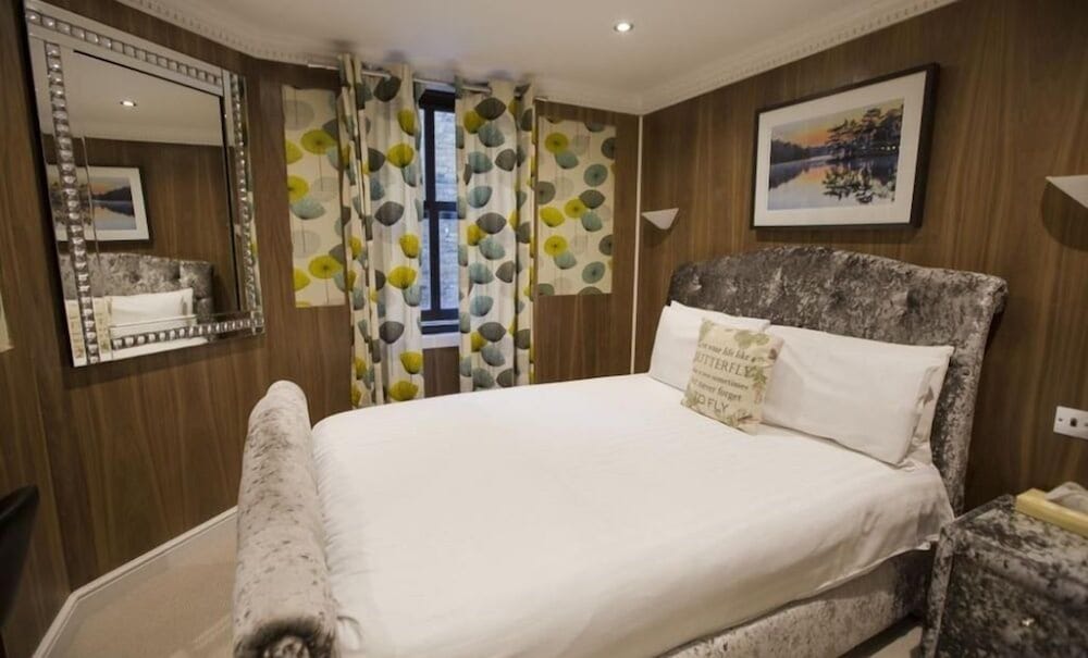 The Cheshire Hotel 24/42
